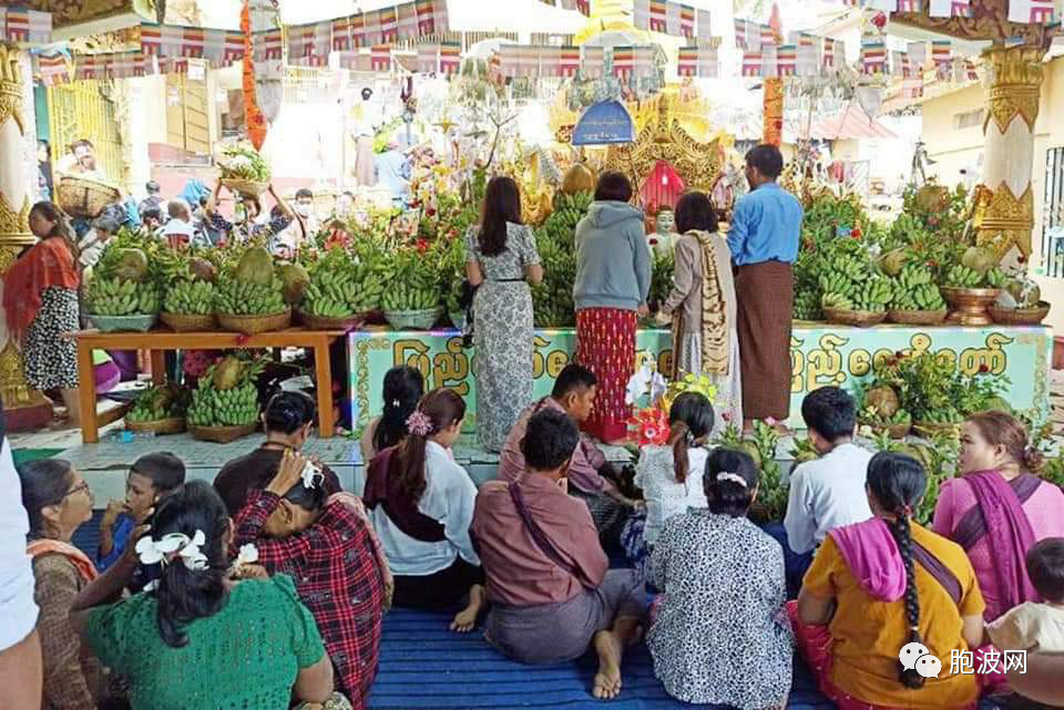 博巴山脚的祭神活动又是人山人海