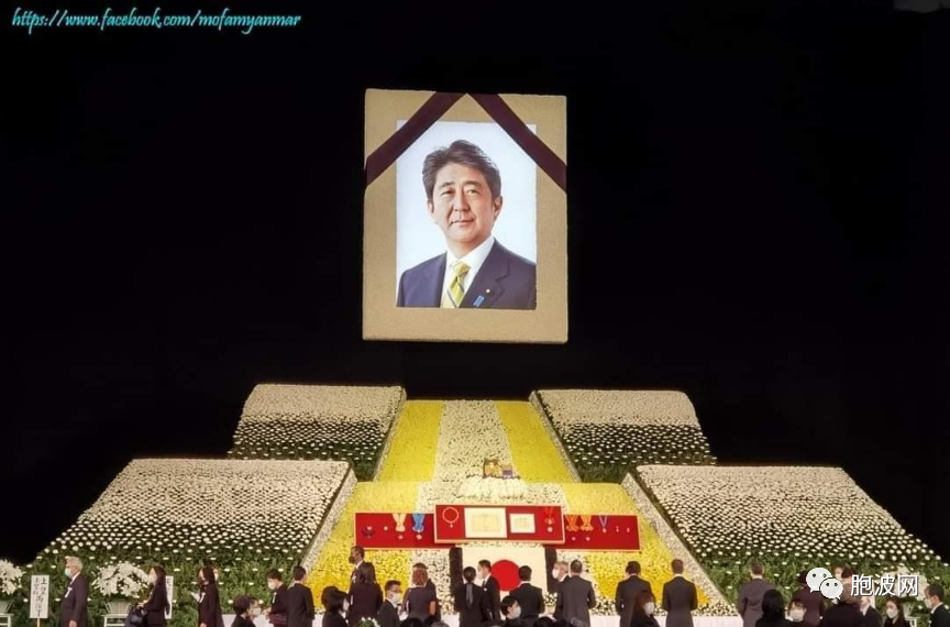 日本也是“德兰”！缅甸驻日本大使夫妇参加安倍葬礼