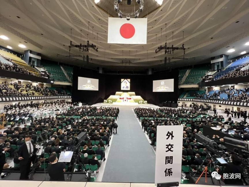 日本也是“德兰”！缅甸驻日本大使夫妇参加安倍葬礼