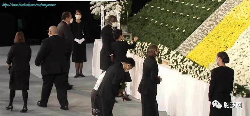 日本也是“德兰”！缅甸驻日本大使夫妇参加安倍葬礼