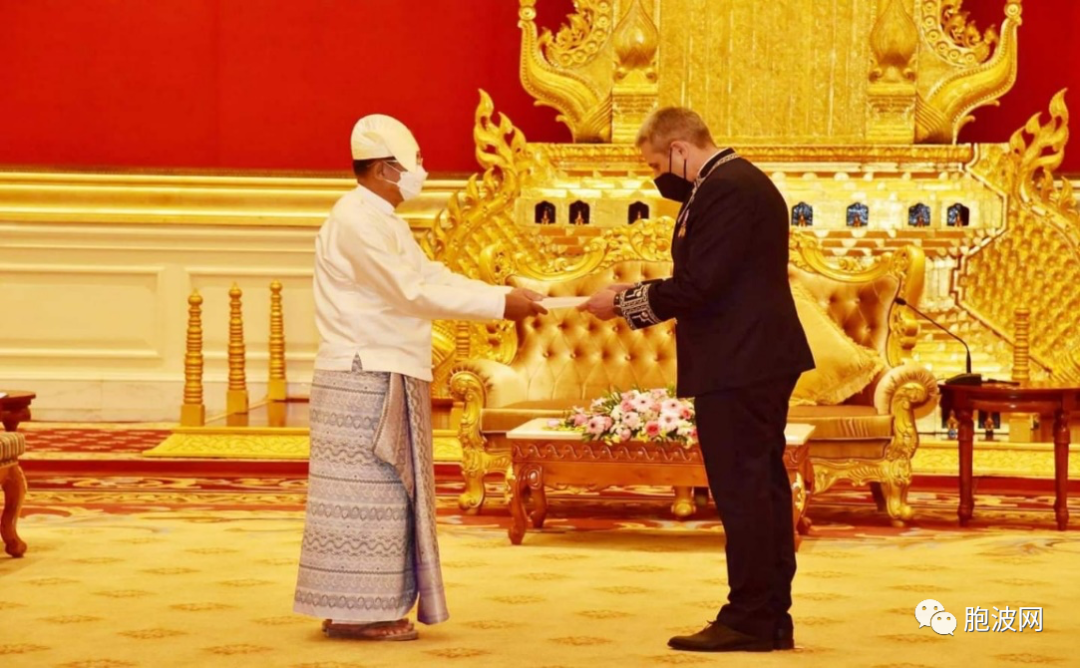 两位驻缅甸大使递交国书