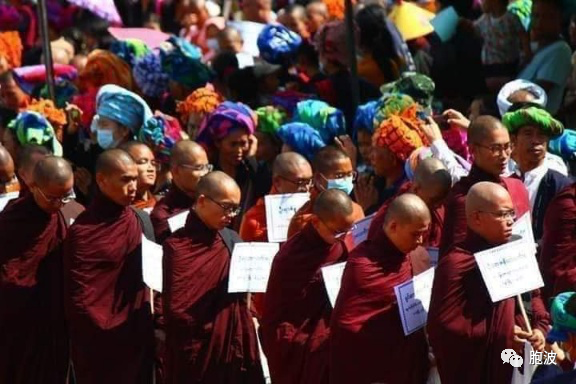巴鸥少数民族地区隆重举行僧侣考试颁奖活动