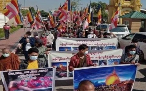 曼德勒民众示威谴责大金石袭击事件