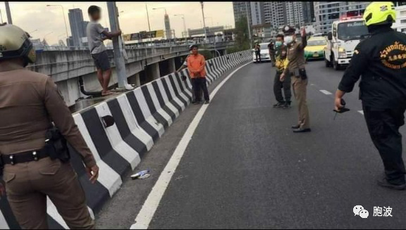 一名缅甸人在泰国曼谷欲跳桥自杀获救