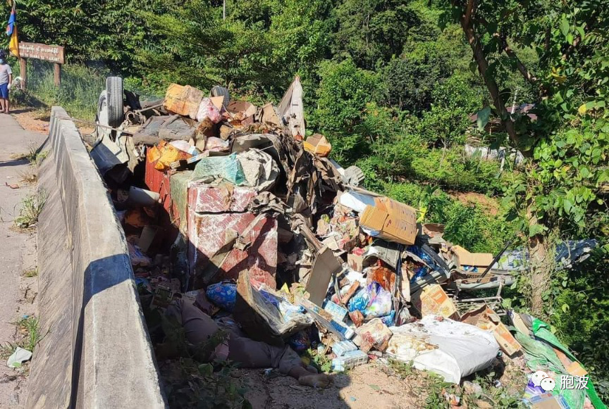 缅泰边境的亚洲公路发生严重车祸！