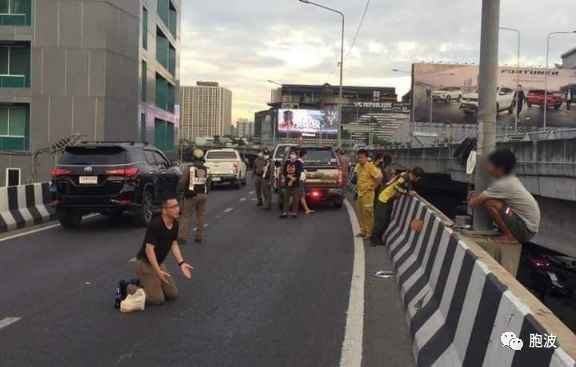 一名缅甸人在泰国曼谷欲跳桥自杀获救
