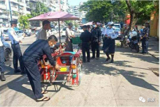 仰光市政府配合交警给低速车贴反光片