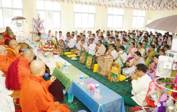 照片新闻：缅甸各地举行传统格腾袈裟布施会