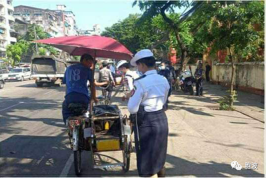 仰光市政府配合交警给低速车贴反光片