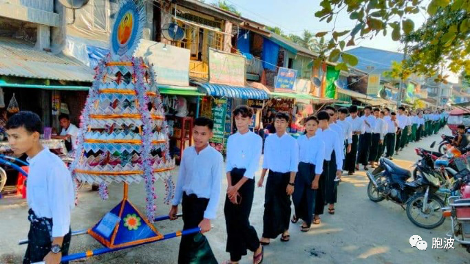 照片新闻：缅甸各地举行传统格腾袈裟布施会