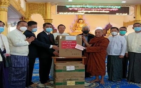 中国驻曼德勒总领事馆携手曼德勒云南同乡会向寺庙高僧捐赠氧气机及抗疫物资