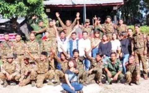 缅甸国家电视台MRTV艺人歌星前往前线举行慰问官兵演出
