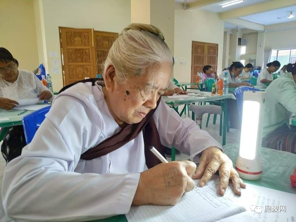 活到老、学到老的真人版：缅甸年迈八旬的老奶奶参加考试！