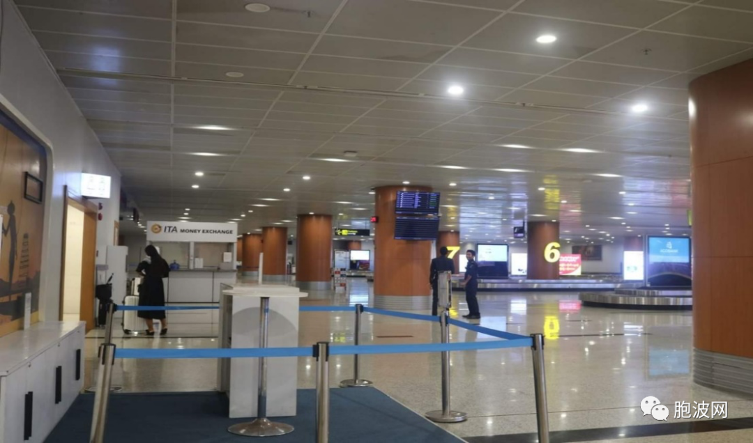 仰光国际机场期待国际游客入境