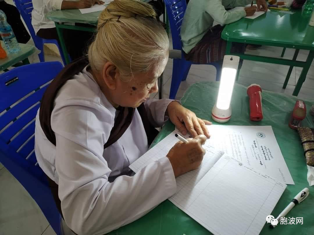 活到老、学到老的真人版：缅甸年迈八旬的老奶奶参加考试！