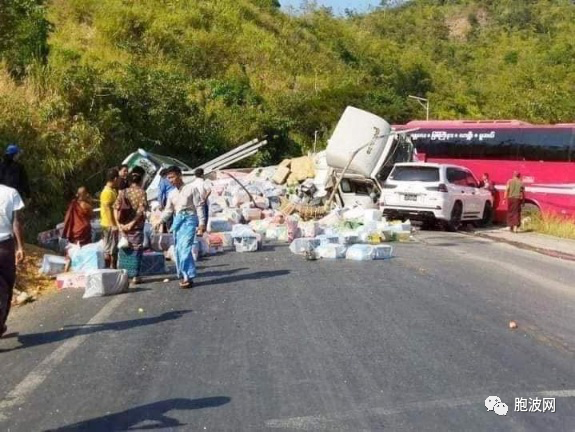 惨不忍睹！缅泰边境公路上发生连环撞车事故！