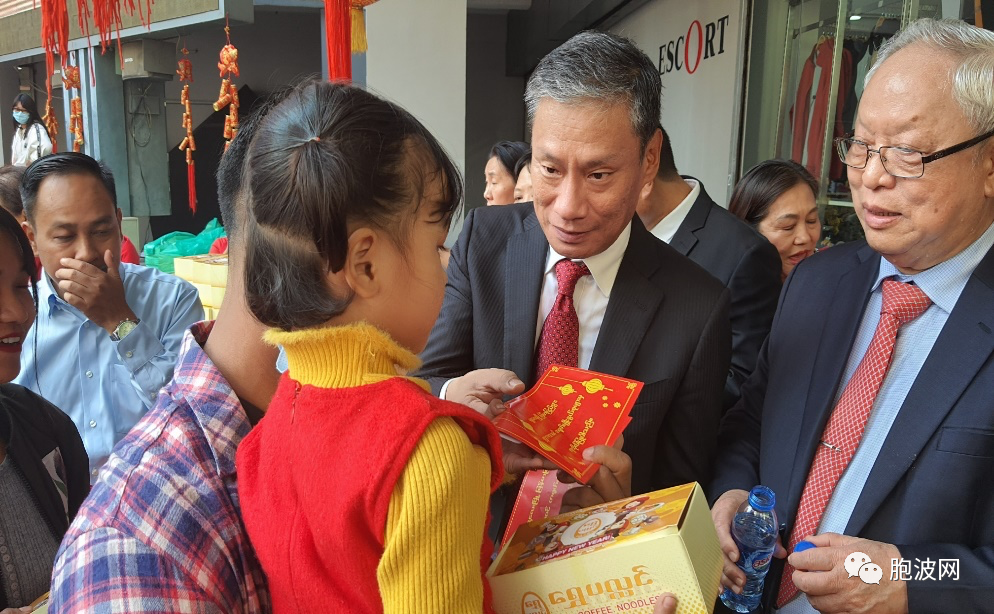 融入主流：曼德勒华人社团联合举办迎春节发放红包与食品活动