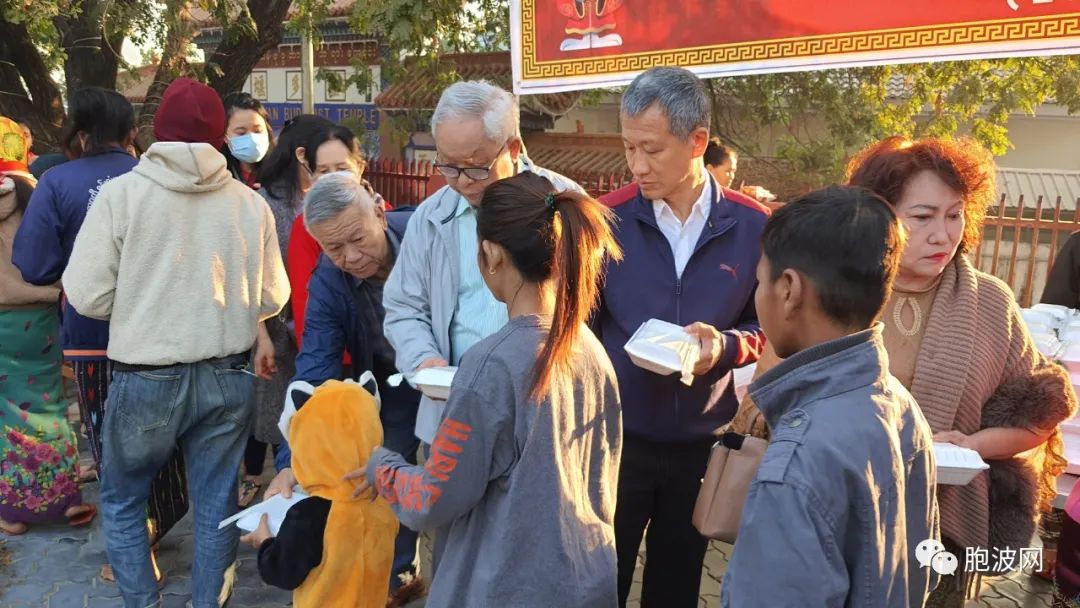 曼德勒金多堰年初三举行布施为当地底层民众发放食品