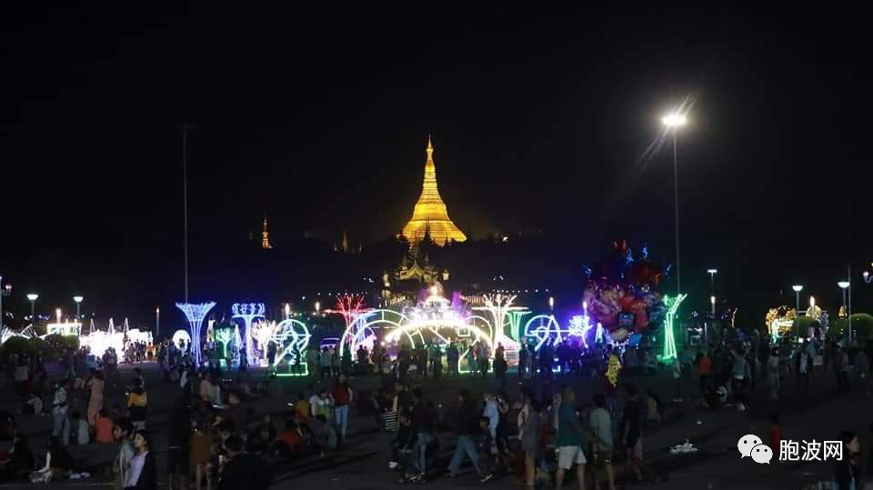 缅甸青年人是如何与时俱进举行送旧迎新倒计时狂欢活动