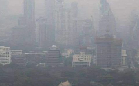 泰国曼谷由于雾霾污染严重当局呼吁尽量不要外出！