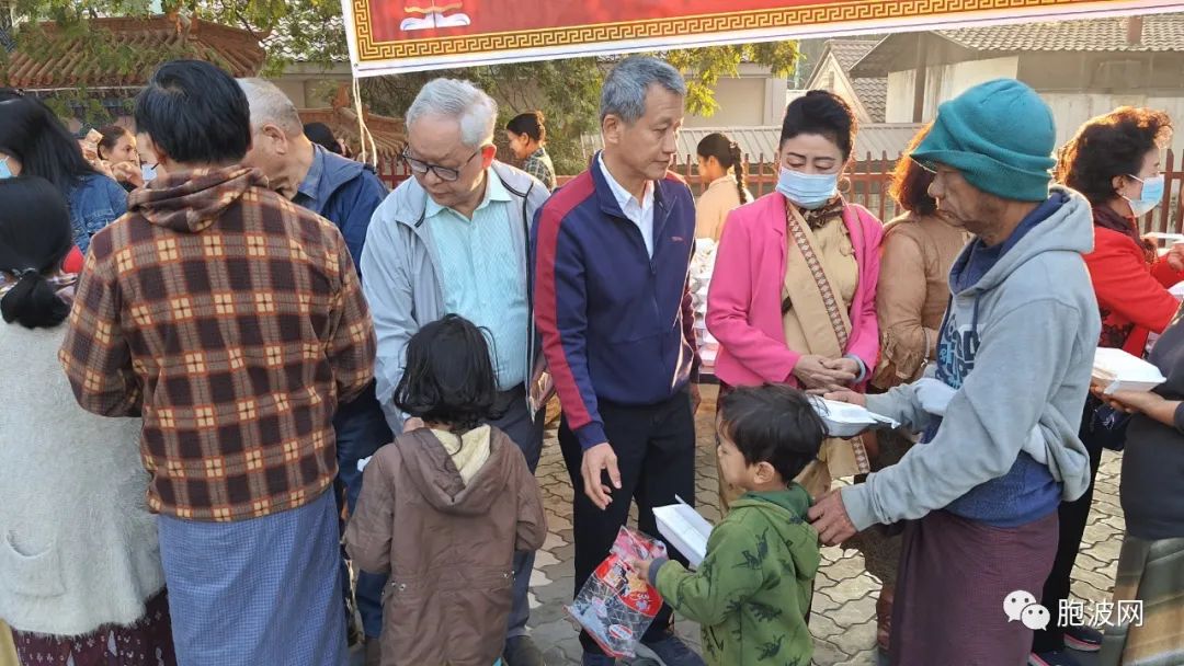 曼德勒金多堰年初三举行布施为当地底层民众发放食品