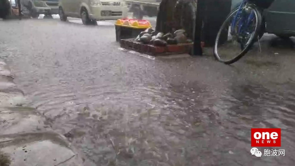 昨天仰光非正常暴风骤雨还夹带冰雹