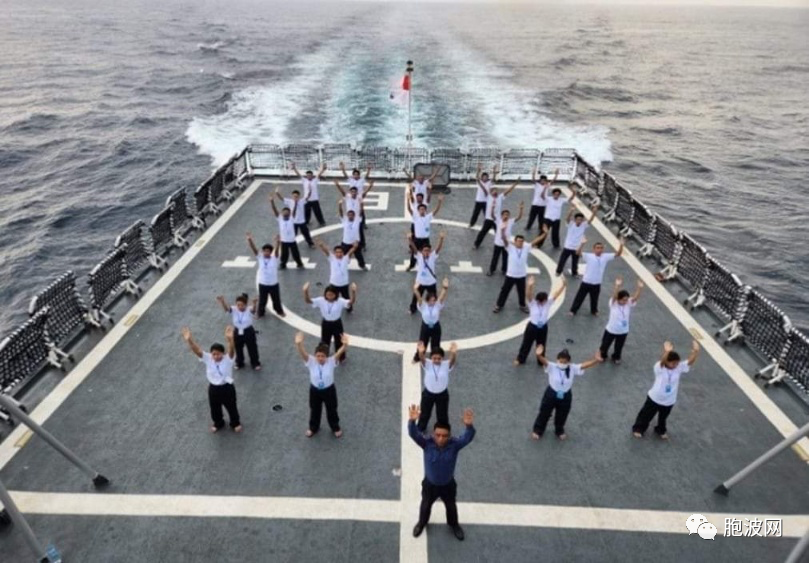 缅甸海军军舰运送从泰国返回的缅甸劳工