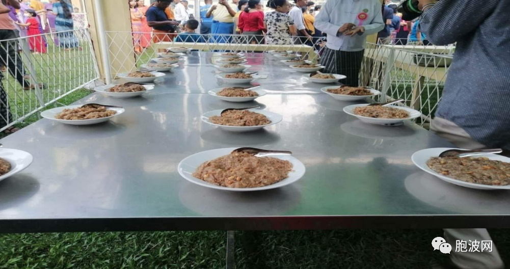 今天是缅甸制作特米呢黑糯米饭的传统节日