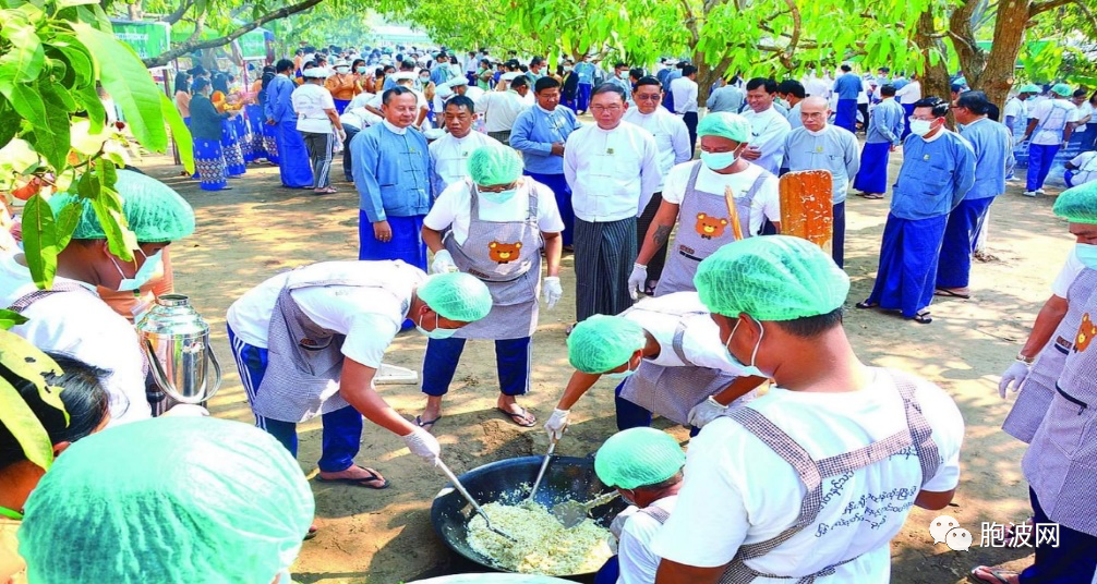 今天是缅甸制作特米呢黑糯米饭的传统节日