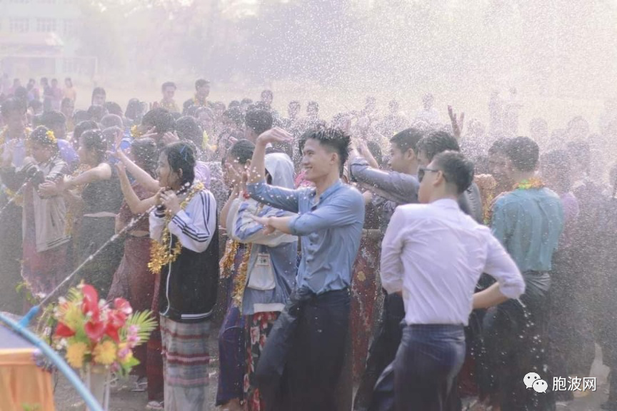 大学即将放暑假，纷纷举行泼水节预庆，热闹非凡！