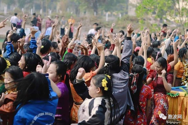 大学即将放暑假，纷纷举行泼水节预庆，热闹非凡！