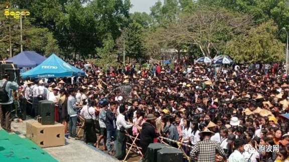 缅甸大学校园迫不及待举行泼水节狂欢
