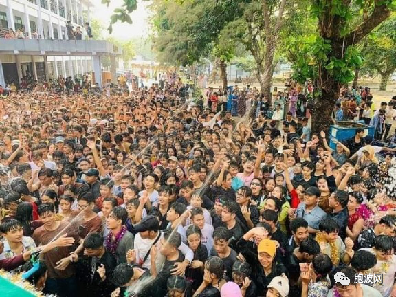 缅甸大学校园迫不及待举行泼水节狂欢