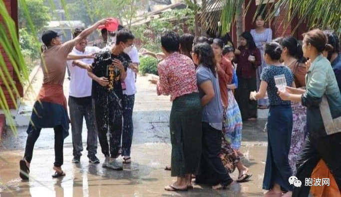 大学即将放暑假，纷纷举行泼水节预庆，热闹非凡！