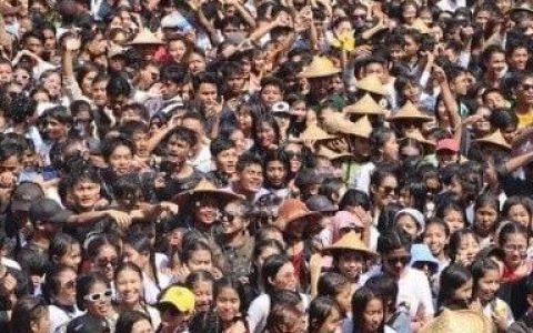 缅甸大学校园迫不及待举行泼水节狂欢