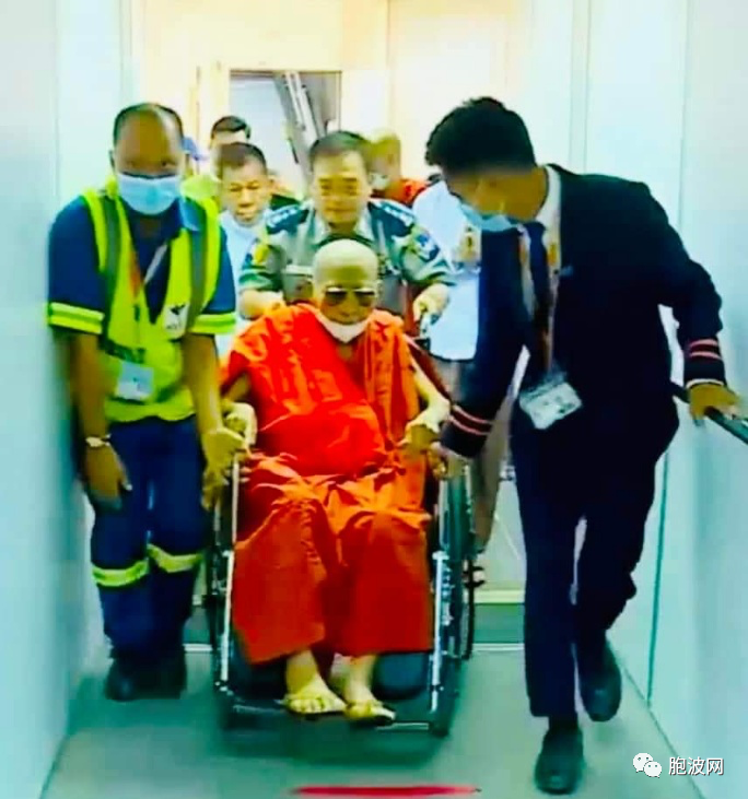 在泰国就医的缅甸“僧王”回国抵达曼德勒国际机场