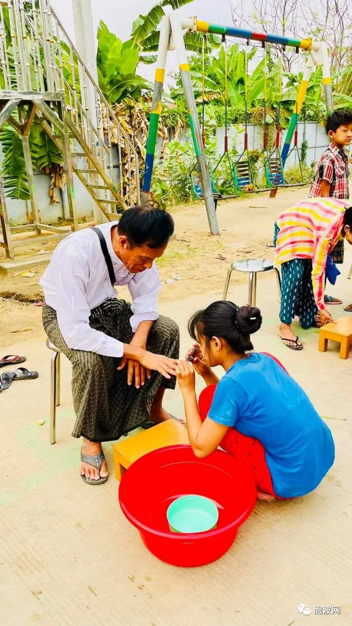 缅甸文化介绍：缅甸新年初一活动之独特的敬老习俗