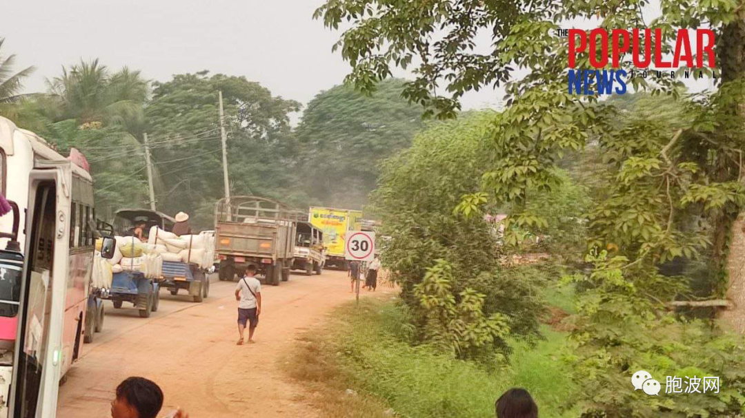 照片新闻：泼水节前夕公路堵车现状！