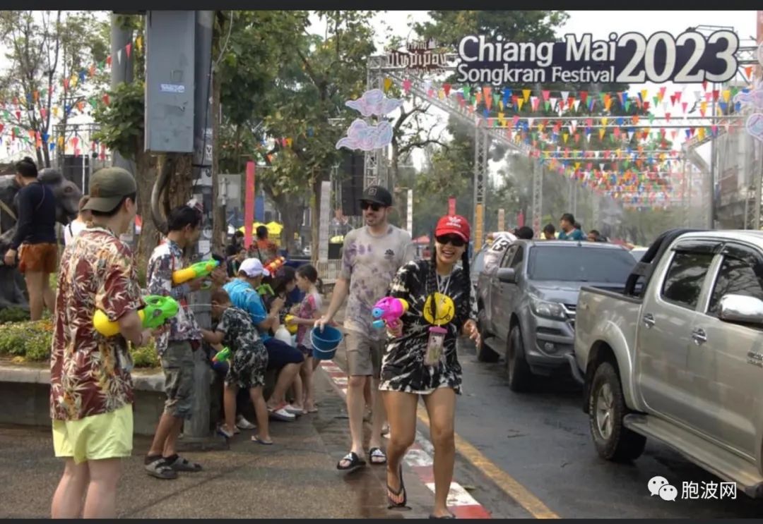 缅甸泼水节的奇葩：首都泼水节收费，DVB播泰国泼水节