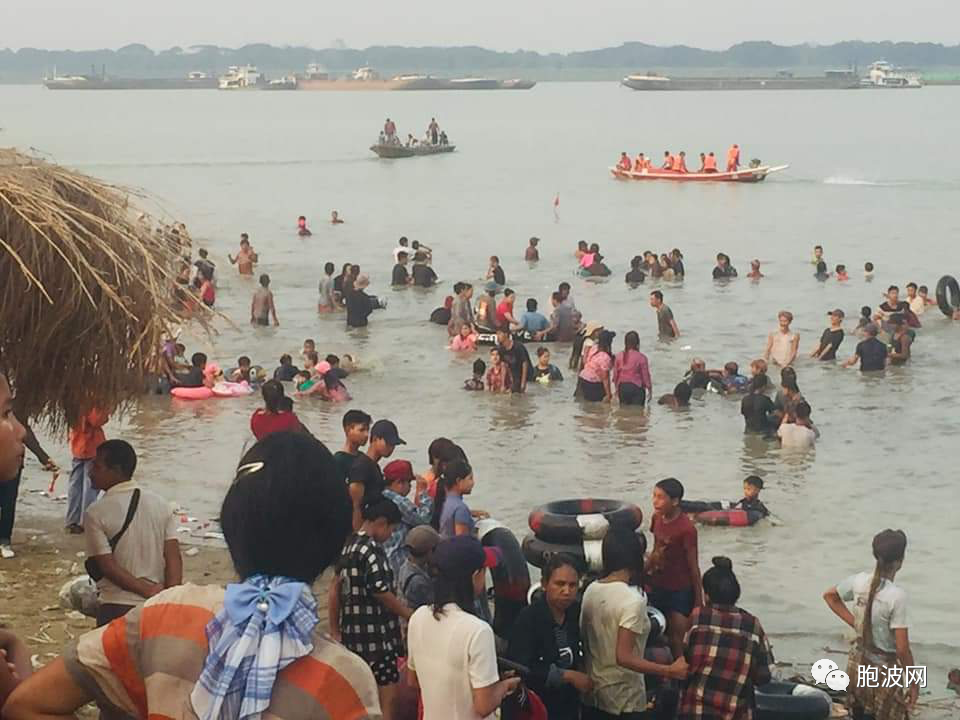 泼水节期间不仅是海滨，连江边都挤满游客人群！