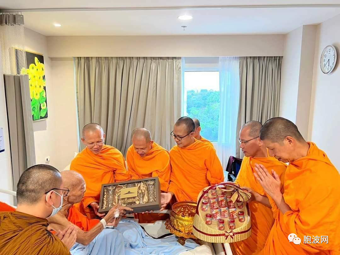 泰国高僧在泼水节以泰国风俗拜会在泰治病的缅甸僧王