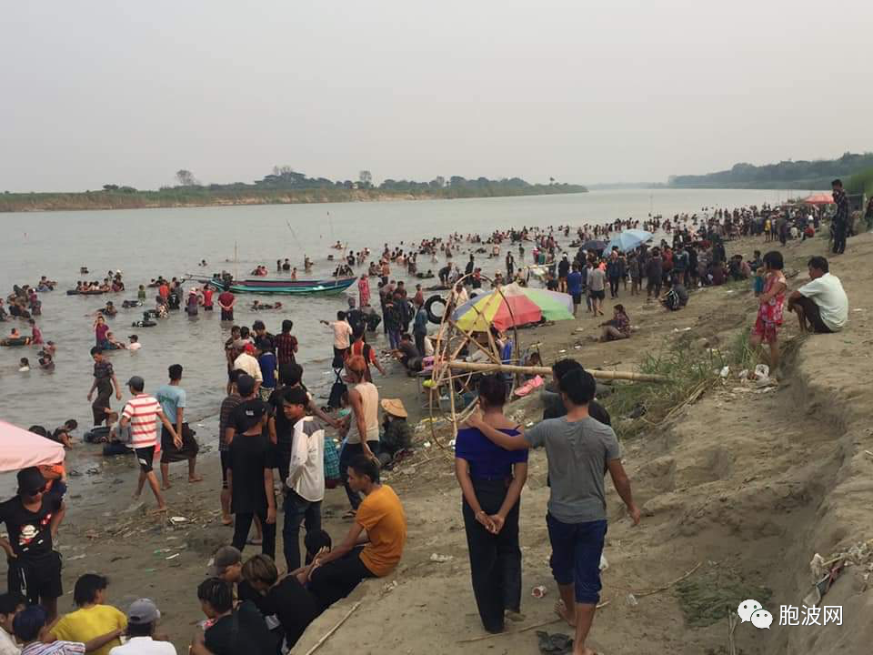 泼水节期间不仅是海滨，连江边都挤满游客人群！