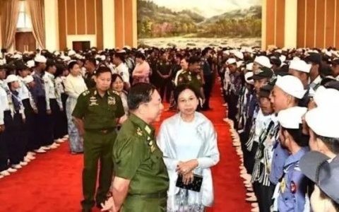 军方为青年学子开办的夏令营培训班结业