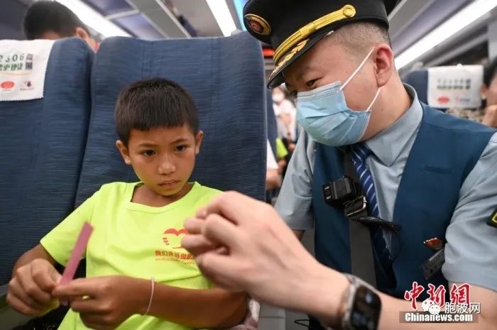 老挝学生乘高铁看中国：“比想象的要近、要多彩”