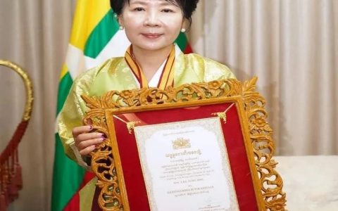一名韩国女士荣获缅甸国家宗教慈善事业杰出人士光荣称号