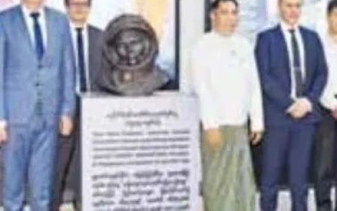 俄罗斯首位太空英雄加加林的塑像落地缅甸密铁拉航空航天大学