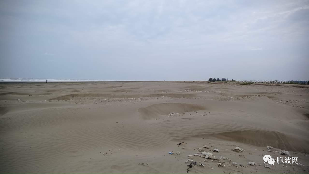 风暴前的预兆？实兑海边的沙滩突然下陷！