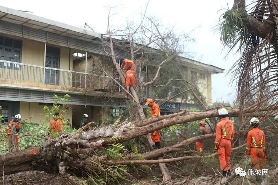 照片新闻：灾区重建正紧锣密鼓地进行！消防员纷纷奔赴第一线！