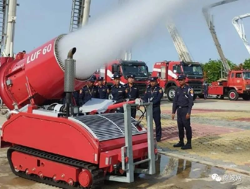 曼德勒消防队展示波兰制造的先进消防设备