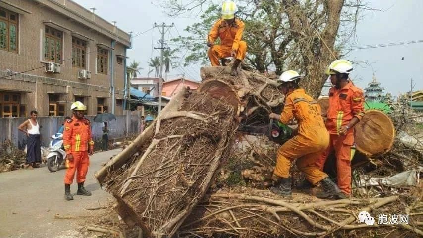 照片新闻：灾区重建正紧锣密鼓地进行！消防员纷纷奔赴第一线！